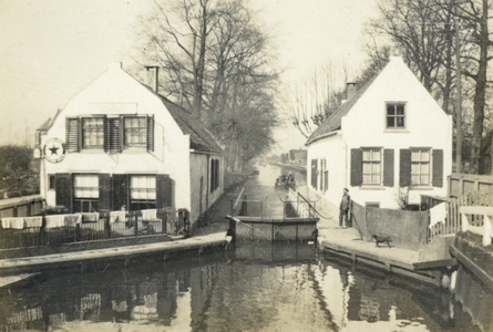 606030 Gezicht op de sluis in de Leidsche Rijn bij de Stadsdam te De Meern; met links de kop- en zijgevel van het café ...